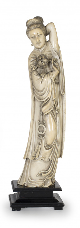 1019.  “Geisha”. Figura de marfil tallado sobre base en madera moldurada y ebonizada.China, ffs. S. XIX