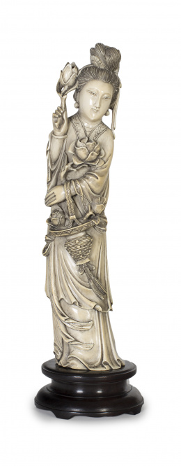 1018.  “Geisha”Figura en marfil sobre peana de madera ralladaChina, S. 