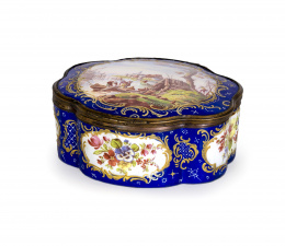 506.  Caja en metal y esmalte azul con reserva de escena de puerto.Stafforshire, Inglaterra, S. XVIII.