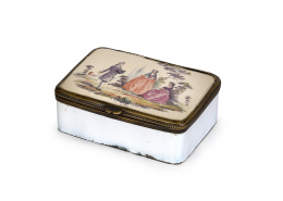 512.  Caja de rapé en metal esmaltada con personajes en la tapa.Bimingham?, Inglaterra, S. XVIII.
