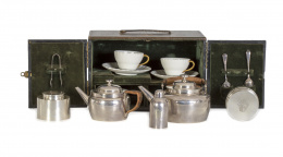 499.  Juego de picnic blasonado para dos, de metal plateado y ratán, con caja de piel en verdeMappin & Webb para la exportación a Francia, Inglaterra, h. 1900.