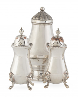 583.  Lote de: dos saleros de metal plateado de estilo inglés y un azucarero inglés de metal plateado.mediados del S. XX.