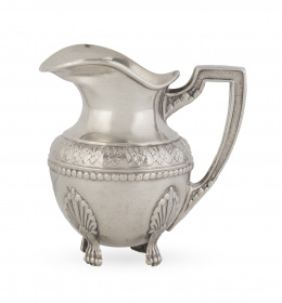 590.  Jarrito de plata sobre patas en forma de garra. Con marcas.Matilde Espuñes, Madrid (1909-1950).