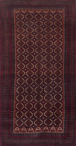 1156.  Alfombra en lana con motivos geométricos en granate.Persia.