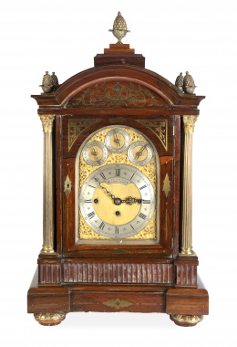 614.  "S. Smith & Son 9 Strand London".Reloj Bracket con caja de madera de palosanto, bronce dorado y latón aplicado.Inglaterra, 1815 - 1820.