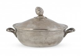 588.  Legumbrera de plata con tapa rematada en forma de alcachofa.S. XX.