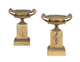666.  Pareja de copas de bronce dorado sobre base de mármol.Francia, S. XIX.
