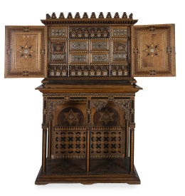 1154.  Escritorio neomudéjar con marquetería geométrica formado estrellas en hueso, maderas teñidas, madera de nogal y maderas frutales.Trabajo granadino, h. 1890-1900.