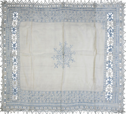 507.  Paño bordado con hilos en azul y blanco, hilos sacados y encaje de bolillos.España, S. XVII.