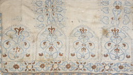 508.  Fragmento de toalla bordada, con hilos a cadeneta en azul y marrón.España, S. XVII.
