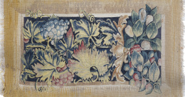 675.  Fragmento de tapiz con pámpanos y racimos de uvas.S. XVIII.