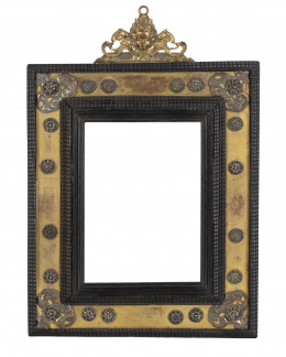 684.  Marco de espejo de madera ebonizada y metal dorado con apli