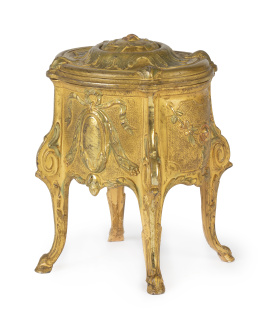 1111.  Joyero de bronce en forma de cómoda.Francia, h. 1900.