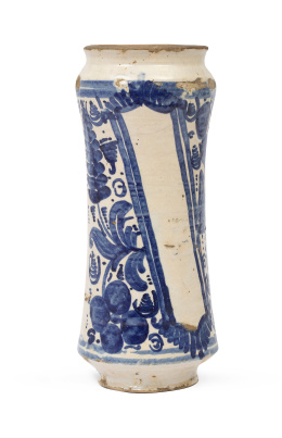 1024.  Bote de farmacia de cerámica esmaltada en azul de cobalto y blanco con cartela.Teruel, ff. del S. XVII.