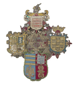 533.  Conjunto de cinco escudos heráldicos en hilos de oro y sedas.S. XVII - XVIII.