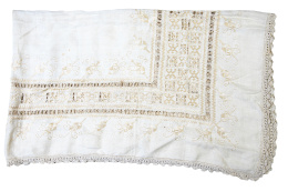 542.  Toalla de lienzo bordada y calada en hilo blanco y sepia.S. XVII.