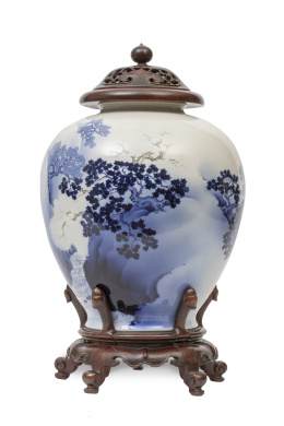 742.  Tibor de porcelana Arita esmaltada Arita en azul y blanco, con tapa y peana de madera tallada.Japón, pp. del S. XX.