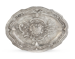 1090.  Bandeja de plata repujada. Con marcas.Artífice Juan de Luque y Leiva y platero Manuel Francisco Repiso, Córdoba, S. XVIII.