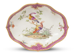 548.  Bandeja de porcelana esmaltada y dorada con aves del paraíso y cenefa en rosa. Marcada en azul en el reverso.S. XIX.