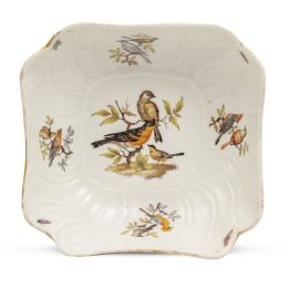 1099.  Cuenco de porcelana esmaltada, decorado con aves e insectos. Marcado en azul en la base.Meissen, S. XVIII.