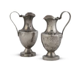 511.  Pareja de vinajeras fernadinas, de plata en su color.Diego de la Vega y Torres y F. Martos, Córdoba, 1827.