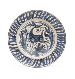 504.  Plato acuencado de cerámica esmaltada en azul cobalto de la serie de las mariposas.Talavera o Puente del Arzobispo, h. 1600 - 1625.