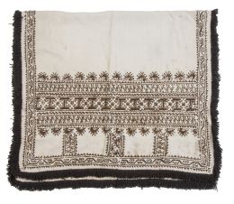 502.  Paño de algodón, bordado con decoración geométrica vegetal de hilos marrones.Trabajo salmantino, S. XVII.