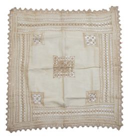 500.  Tapete de hilo blanco con encaje de estilo veneciano en beige y blanco a la aguja.España, S. XVI.