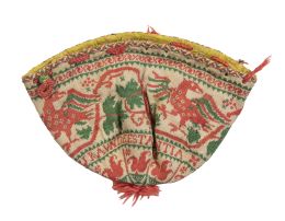 501.  Bolsito monedero, con lienzo bordado en seda rosa y verde.España, S. XVII.