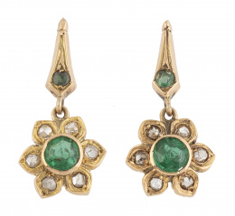 105.  Pendientes largos con flores colgantes de símil de esmeraldas orladas de diamantes