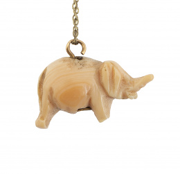 216.  Cadenita con colgante de elefante tallado en coral