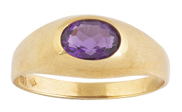 222.  Sortija con amatista de talla oval en montura de oro liso