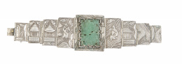 148.  Brazalete chino articulado Art-Decó con centro de jade tallado y placas con relieves de paisajes orientales de tamaño decreciente hacia la parte posterior