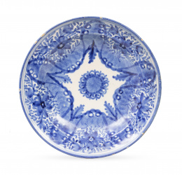 700.  Plato de cerámica esmaltada en azul y blanco.Fábrica de las Arenas, Manises, S. XIX.
