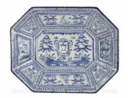 1102.  Bandeja ochavada de cerámica esmaltada en azul y blanco con escudo de los agustinos.Ruiz de Luna, Talavera, h. 1910.