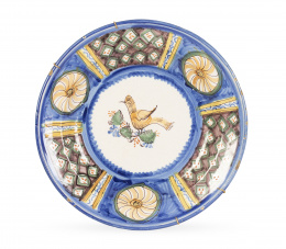692.  Plato de cerámica esmaltada con ave.Fábrica de  las Arenas, Manises, S. XIX.