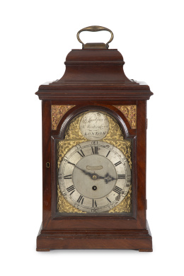 613.  "John Green St. Martins Court London".Reloj Bracket Jorge III con caja de madera de caoba, la maquinaria posterior.Inglaterra, ff. del S. XVIII.