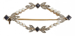 159.  Broche Belle-Époque romboidal, con diseño de rombo calado de zafiros, perlas finas y hojitas de diamantes 