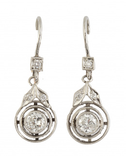 158.  Pendientes largos de pp. S. XX con chatón de brillante colgante, con hojitas de brillantes en la parte superior, colgantes de brillante en marco cuadrado