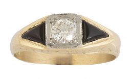 143.  Sortija años 30 con brillante flanqueado por dos piezas de ónix triangulares talladas en gota de sebo 