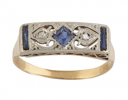 164.  Sortija de frente rectangular con zafiro cuadrado central flanqueado por dos zafiros talla baguette