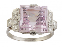 154.  Sortija con morganita central de talla rectangular facetada, y brillantes en bandas escalonadas