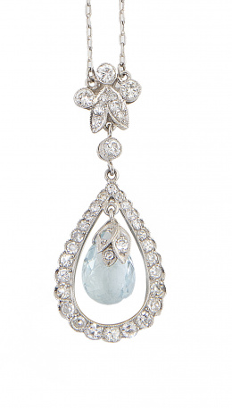 111.  Pendentif de estilo Belle-Epoque con perilla de aguamarina, colgante de marco de brillantes en forma de gota, que pende de flor de brillantes