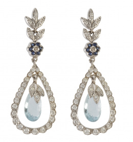 112.  Pendientes largos de estilo Belle-Epoque con perillas de aguamarinas, colgantes de marco de brillantes, flor de zafiros y hojas de brillantes