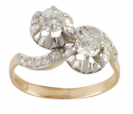 107.  Sortija tu y yo de brillantes esgastados en garras, sobre brazo sinuoso con diamantes