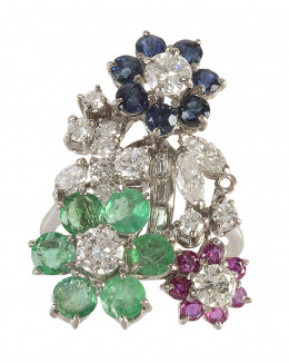 407.  Sortija con diseño de centro floral, con pétalos de zafiro, rubí y esmeralda en las tres flores, entre tallo y hojas de diamantes talla baguette, marquisse y brillante