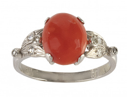 119.  Sortija con cabujón de coral entre hojas de brillantes