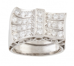 348.  Sortija chevalière de brillantes de frente asimétrico a modo de lazo con decoración calada