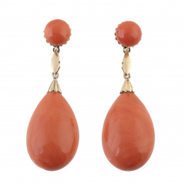 353.  Pendientes largos de pp. S. XX con gran gota de coral que pende de cabuchón de coral articulado con motivos de oro