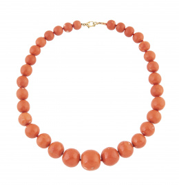 354.  Collar de pp. S. XX con grandes cuentas esféricas facetadas de coral con tamaño graduado, creciente hacia el centro dónde la cuenta principal mide 22 mm